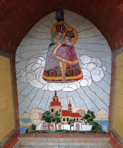 Mozaika Hrádecké Madony v Poutní kapličce. Vyrobila: Rakontizer Schamottefabrik 1904